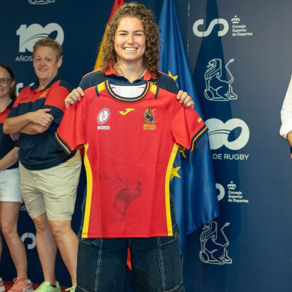 Photo shared by Olímpico de Pozuelo Rugby on August 18, 2025 tagging @liapinheirogomez. May be an image of ‎2 people, sports equipment and ‎text that says '‎AÑOS ဟာ Superior Consejo Conselo Deportes 野 RUGBY RUGBY DE DERUGBY ففد Superior Consajo de Deportes‎'‎‎.