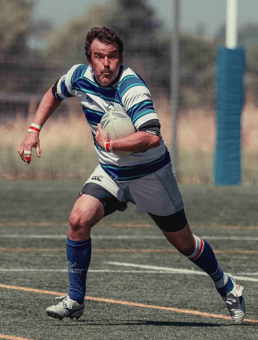 Photo shared by Olímpico de Pozuelo Rugby on September 08, 2025 tagging @mon_dela22, and @dpold.rugby. May be an image of 1 person, playing football, sports equipment and text.